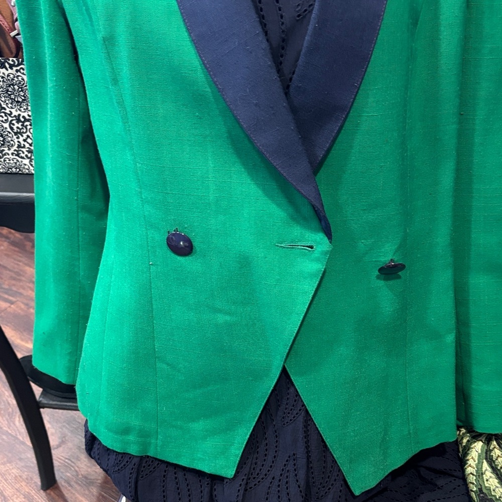 Stylish Green Blazer with Navy Accents - Picture 3 of 7